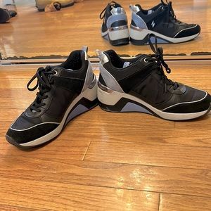 Skechers Street Los Angeles Size 8 w/ 2 1/2” wedge. Blue/blk Some scratches.